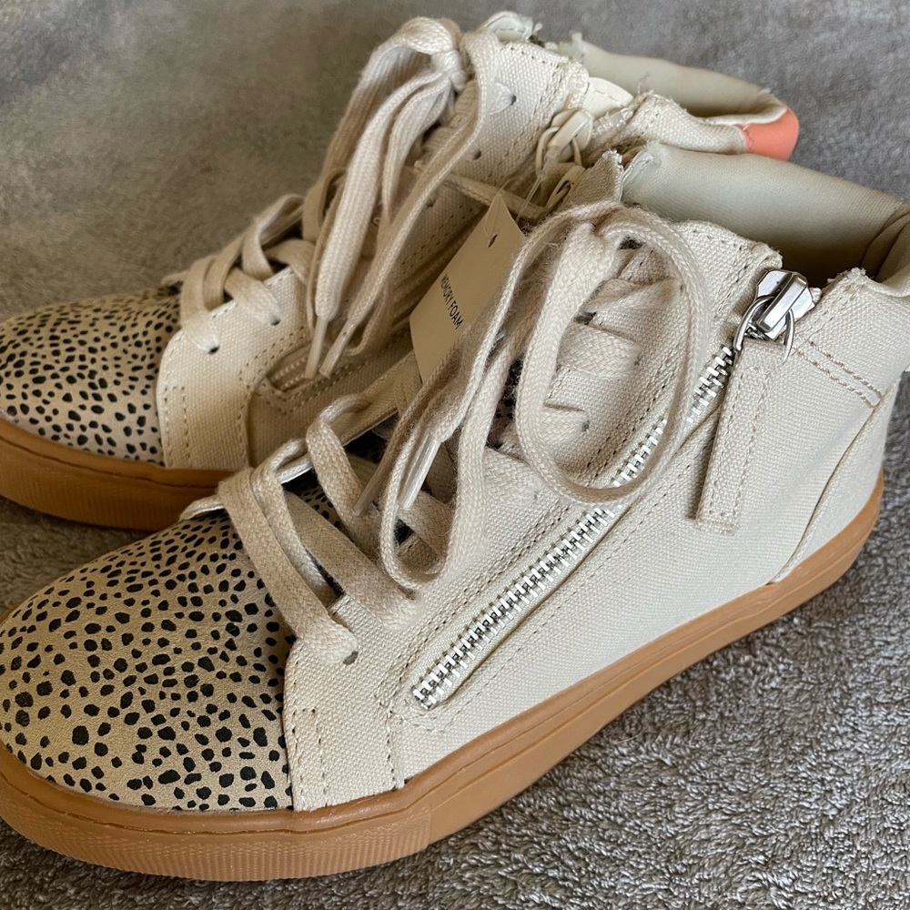 Universal Thread Shoes